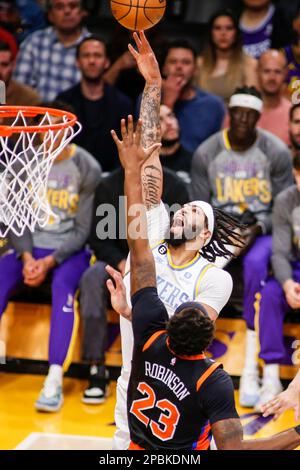 Los Angeles, Stati Uniti. 12th Mar, 2023. Los Angeles Lakers Forward Anthony Davis (INDIETRO) tira sotto pressione dal centro di New York Knicks Mitchell Robinson (DAVANTI) durante una partita di basket NBA alla Crypto.com Arena. New York Knicks battere Los Angeles Lakers 112-108 credito: SOPA Images Limited/Alamy Live News Foto Stock