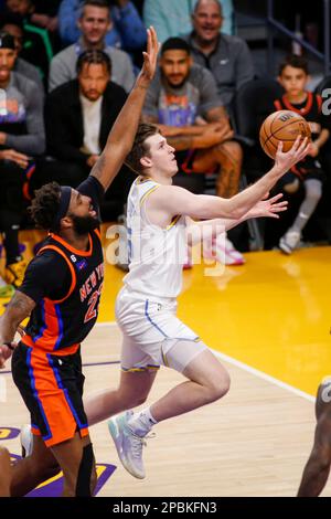 Los Angeles, Stati Uniti. 12th Mar, 2023. Los Angeles Lakers guardia Austin Reaves (R) guida a basket sotto pressione dal centro New York Knicks Mitchell Robinson (L) durante una partita di basket NBA alla Crypto.com Arena. New York Knicks batte Los Angeles Lakers 112-108 (Foto di Ringo Chiu/SOPA Images/Sipa USA) Credit: Sipa USA/Alamy Live News Foto Stock