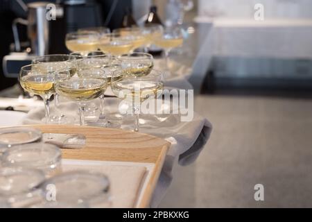 Bicchieri di champagne sul vassoio di portata Concetto di festa e festa. Messa a fuoco selettiva. Foto Stock