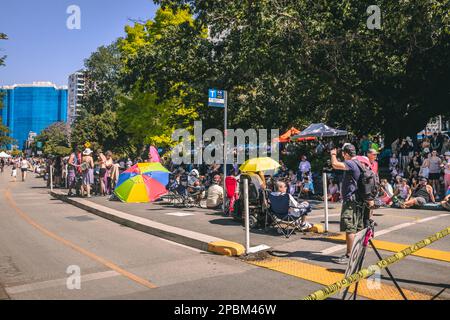 Vancouver, Canada - 31,2022 luglio: Le persone camminano su Pacific Street con una bandiera arcobaleno durante la Parata Pride Foto Stock