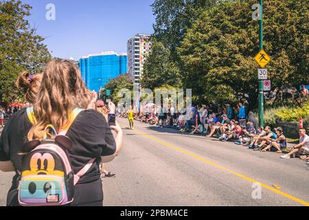 Vancouver, Canada - 31,2022 luglio: Le persone camminano su Pacific Street con una bandiera arcobaleno durante la Parata Pride Foto Stock