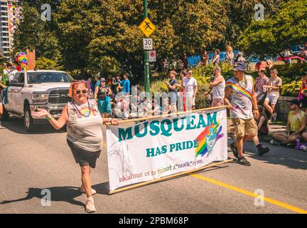 Vancouver, Canada - Luglio 31,2022: Durante la Parata Pride, la gente di Musqueam cammina su Pacific Street Foto Stock