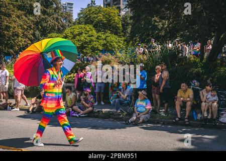 Vancouver, Canada - Luglio 31,2022: Durante la Parata Pride, un uomo vestito con un abito arcobaleno cammina lungo Pacific Street Foto Stock