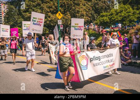 Vancouver, Canada - 31,2022 luglio: Le persone camminano su Pacific Street durante la Parata Pride. Organizzazione PFLAG. Foto Stock