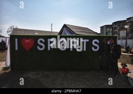 12 marzo 2023, Srinagar, Jammu e Kashmir, India: I giocatori scattano foto durante la cerimonia di apertura del 71st B.N. Il Millik Memorial All India Police Football Championship si è tenuto al Bakshi Stadium, Srinagar, il captiale estivo del Kashmir amministrato dagli indiani il 12 marzo 2023. L'evento è stato dichiarato aperto congiuntamente dal Direttore Generale della polizia, J&K Dilbag Singh e dal Direttore IB, New Delhi Tapan Kumar Deka, che è anche il Presidente di tutta l'India Police Sports Control Board, New Delhi. 42 squadre provenienti da tutto il paese di cui 34 uomini, 8 donne squadre partecipanti. (Credit Image: © MUbashir Hassan/Paci Foto Stock