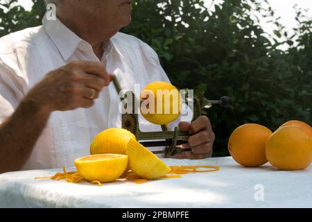 UOMO CUBANO ANZIANO CHE SBUCCIA LE ARANCE MIAMI FLORIDA USA Foto Stock