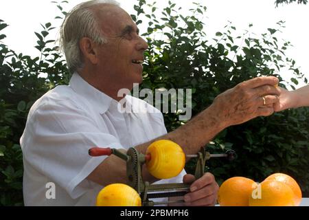 UOMO CUBANO ANZIANO CHE SBUCCIA LE ARANCE MIAMI FLORIDA USA Foto Stock