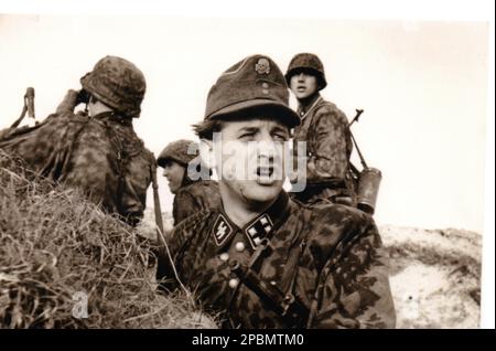 Seconda Guerra Mondiale Foto in bianco e nero truppe tedesche di un'unità Waffen SS nel 1944 .. Major Hack della Wking Panzer Division con alcuni dei suoi uomini in Camouflage Smocks sul fronte orientale Foto Stock