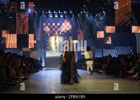 Mumbai, Maharashtra, India. 12th Mar, 2023. Un modella Walk di moda in una sfilata di rampa durante il Grand finale della Lakme Fashion Week X FDCI a Mumbai, India, 12 marzo 2023. (Credit Image: © Indranil Aditya/ZUMA Press Wire) SOLO PER USO EDITORIALE! Non per USO commerciale! Foto Stock