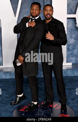 Michael B Jordan (a destra) e Jonathan Majors partecipano al Vanity Fair Oscar Party che si tiene al Walis Annenberg Center for the Performing Arts di Beverly Hills, Los Angeles, California, USA. Data immagine: Domenica 12 marzo 2023. Foto Stock