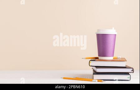 Tazza da caffè su una pila di blocchi note. Con spazio vuoto per il testo Foto Stock