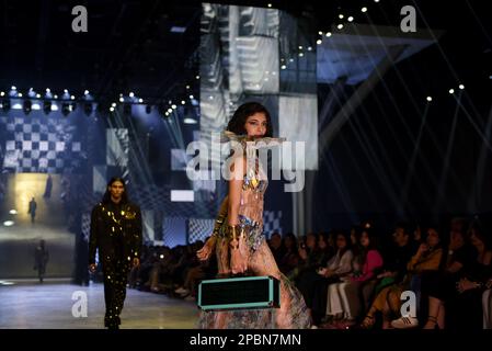 Mumbai, Maharashtra, India. 12th Mar, 2023. Un modella Walk di moda in una sfilata di rampa durante il Grand finale della Lakme Fashion Week X FDCI a Mumbai, India, 12 marzo 2023. (Credit Image: © Indranil Aditya/ZUMA Press Wire) SOLO PER USO EDITORIALE! Non per USO commerciale! Foto Stock