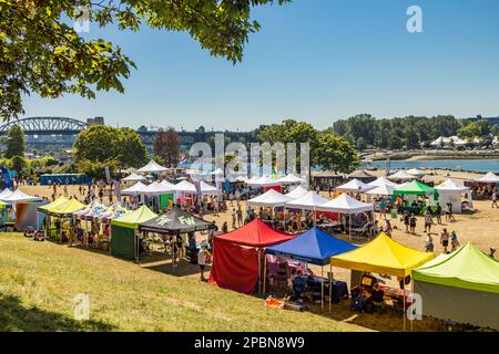 Vancouver, Canada - 31,2022 luglio: Vancouver Sunset Beach Pride Festival con Burrard Bridge sullo sfondo Foto Stock