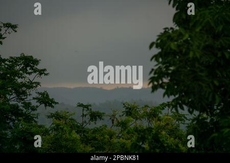Scena pre-alba in montagna. Mattina morbida mescolata a luce scarsa. Foto scattata da Chittagong, Bandarban, Bangladesh. Foto Stock