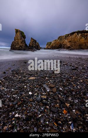 Lunga esposizione di cataste di mare a Glass Beach a Fort Bragg, California Foto Stock