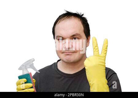 Un uomo felice che mostra un gesto di successo in guanti gialli, ritratto in studio isolato su uno sfondo bianco Foto Stock