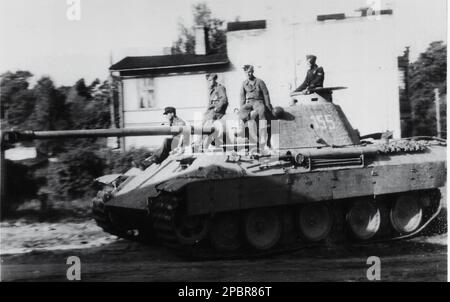 Seconda Guerra Mondiale foto B&N Un carro armato tedesco Panther si sposta verso il fronte Normandia nel giugno 1944. Il serbatoio proviene dalla 12th SS Panzer Division Hitlerjugend Foto Stock