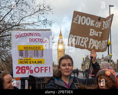 Londra, Inghilterra, Regno Unito. 13th Mar, 2023. I medici in formazione colpiscono la prima giornata di 3 giorni di sciopero, si trovano sulla linea del picket fuori dal St Thomas' Hospital di Londra. (Credit Image: © Tayfun Salci/ZUMA Press Wire) SOLO PER USO EDITORIALE! Non per USO commerciale! Foto Stock