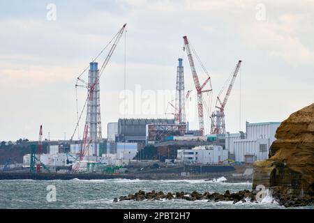 (230313) -- FUKUSHIMA, 13 marzo 2023 (Xinhua) -- questa foto scattata il 6 marzo 2023 mostra la centrale nucleare di Fukushima Daiichi a Futabacho, Futabagun della prefettura di Fukushima, Giappone. Colpita da un terremoto di magnitudo-9,0 e dallo tsunami che ha colpito il nord-est del Giappone il 11 marzo 2011, la centrale ha subito crolli, con un incidente nucleare di livello 7, il più alto della scala internazionale degli eventi nucleari e radiologici. Dodici anni dopo l'incidente del 2011 che ha traumatizzato l'industria della pesca di Fukushima, i pescatori locali lottano ancora per la ripresa. Mentre il Giappone va avanti w Foto Stock