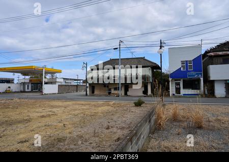 (230313) -- FUKUSHIMA, 13 marzo 2023 (Xinhua) -- questa foto scattata il 6 marzo 2023 mostra le case abbandonate a Futabacho, Futabagun della prefettura di Fukushima in Giappone. Colpita da un terremoto di magnitudo-9,0 e dallo tsunami che ha colpito il nord-est del Giappone il 11 marzo 2011, la centrale ha subito crolli, con un incidente nucleare di livello 7, il più alto della scala internazionale degli eventi nucleari e radiologici. Dodici anni dopo l'incidente del 2011 che ha traumatizzato l'industria della pesca di Fukushima, i pescatori locali lottano ancora per la ripresa. Mentre il Giappone va avanti con il dumping tonnellate di con Foto Stock