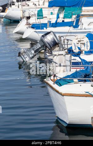 Gli yacht attraccati nel porto turistico di Marina del Ray California il 4th 2023 febbraio Foto Stock