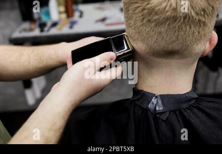 Barbiere Taglio Capelli Maschile Con Rasoio Elettrico Closeup Di