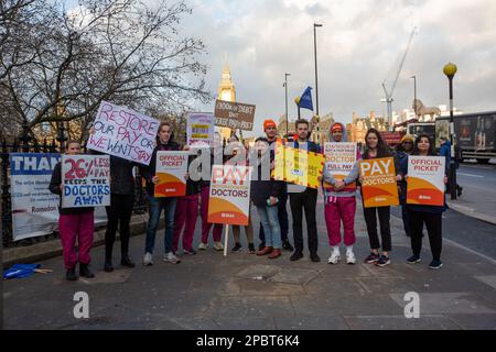 Londra, Inghilterra, Regno Unito. 13th Mar, 2023. I medici in formazione colpiscono la prima giornata di 3 giorni di sciopero, si trovano sulla linea del picket fuori dal St Thomas' Hospital di Londra. (Credit Image: © Tayfun Salci/ZUMA Press Wire) SOLO PER USO EDITORIALE! Non per USO commerciale! Foto Stock