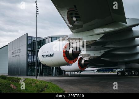 Vista sul museo Aeroscopia e il tarmac con i motori turbofan dell'Airbus A380 vicino a Tolosa (sud della Francia) Foto Stock