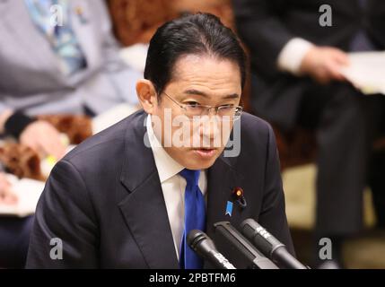 Tokyo, Giappone. 13th Mar, 2023. Il primo ministro giapponese Fumio Kishida risponde a una domanda alla sessione della commissione per il bilancio della Camera superiore alla Dieta Nazionale di Tokyo lunedì 13 marzo 2023. Credit: Yoshio Tsunoda/AFLO/Alamy Live News Foto Stock