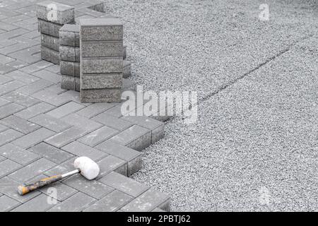 nuovo marciapiede realizzato con blocchi di pavimentazione in cemento interbloccante Foto Stock