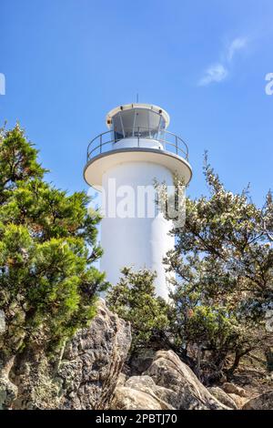 Faro di Cape Tourville nel Parco Nazionale di Freycinet, a Close Bay, Tasmania, Australia. Estate cielo sfondo blu. Foto Stock