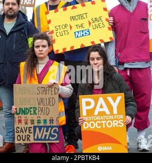 Londra, Inghilterra, Regno Unito. 13th Mar, 2023. I medici in formazione colpiscono la prima giornata di 3 giorni di sciopero, si trovano sulla linea del picket fuori dal St Thomas' Hospital di Londra. (Credit Image: © Tayfun Salci/ZUMA Press Wire) SOLO PER USO EDITORIALE! Non per USO commerciale! Foto Stock