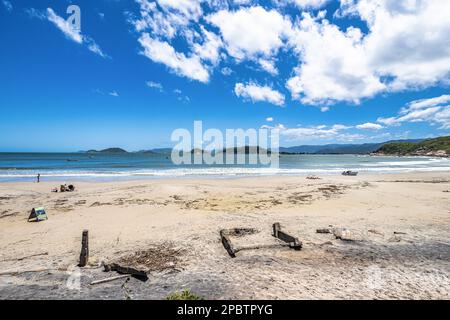 Acqua verde-blu turchese trasparente sulla spiaggia di Naufragados a Florianopolis, Santa Catarina, Brasile. Una meta di vacanza paradisiaca con mare Foto Stock