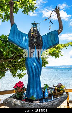 Molo con statue sulla spiaggia di Ribeirao da Ilha a Florianopolis, Santa Catarina in Brasile Foto Stock