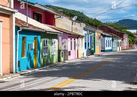 Vecchie case colorate in architettura coloniale portoghese a Ribeirao da Ilha, Florianopolis, Santa Catarina, Brasile. Foto Stock