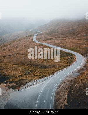 Le strade ventose verso Queenstown, Nuova Zelanda Foto Stock