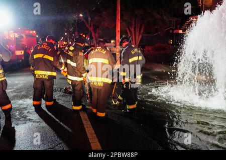 Alameda, Stati Uniti. 12th Mar, 2023. I vigili del fuoco discutono la soluzione su come fermare l'acqua. Un idrante antincendio situato sulla strada a Central Ave in Alameda, California, è stato schiacciato da un'auto il 12 marzo. L'acqua sotto l'idrante del fuoco uscì e allagò la strada. I vigili del fuoco dell'Alameda hanno risposto per risolvere questo problema e hanno impedito all'acqua di uscire. Credit: SOPA Images Limited/Alamy Live News Foto Stock