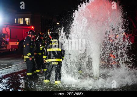 Alameda, Stati Uniti. 12th Mar, 2023. I vigili del fuoco lavorano sull'idrante. Un idrante antincendio situato sulla strada a Central Ave in Alameda, California, è stato schiacciato da un'auto il 12 marzo. L'acqua sotto l'idrante del fuoco uscì e allagò la strada. I vigili del fuoco dell'Alameda hanno risposto per risolvere questo problema e hanno impedito all'acqua di uscire. Credit: SOPA Images Limited/Alamy Live News Foto Stock