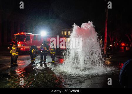 Alameda, Stati Uniti. 12th Mar, 2023. I vigili del fuoco discutono la soluzione su come fermare l'acqua. Un idrante antincendio situato sulla strada a Central Ave in Alameda, California, è stato schiacciato da un'auto il 12 marzo. L'acqua sotto l'idrante del fuoco uscì e allagò la strada. I vigili del fuoco dell'Alameda hanno risposto per risolvere questo problema e hanno impedito all'acqua di uscire. Credit: SOPA Images Limited/Alamy Live News Foto Stock