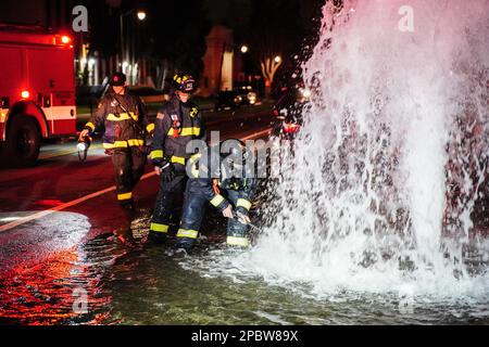 Alameda, Stati Uniti. 12th Mar, 2023. I vigili del fuoco lavorano sull'idrante. Un idrante antincendio situato sulla strada a Central Ave in Alameda, California, è stato schiacciato da un'auto il 12 marzo. L'acqua sotto l'idrante del fuoco uscì e allagò la strada. I vigili del fuoco dell'Alameda hanno risposto per risolvere questo problema e hanno impedito all'acqua di uscire. Credit: SOPA Images Limited/Alamy Live News Foto Stock