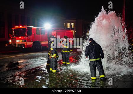 Alameda, Stati Uniti. 12th Mar, 2023. I vigili del fuoco lavorano sull'idrante. Un idrante antincendio situato sulla strada a Central Ave in Alameda, California, è stato schiacciato da un'auto il 12 marzo. L'acqua sotto l'idrante del fuoco uscì e allagò la strada. I vigili del fuoco dell'Alameda hanno risposto per risolvere questo problema e hanno impedito all'acqua di uscire. Credit: SOPA Images Limited/Alamy Live News Foto Stock