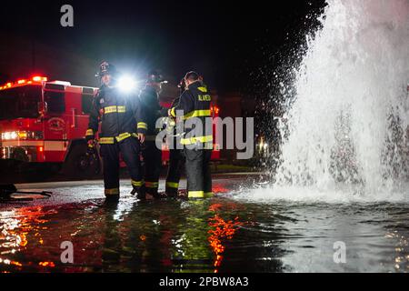 Alameda, Stati Uniti. 12th Mar, 2023. I vigili del fuoco discutono la soluzione su come fermare l'acqua. Un idrante antincendio situato sulla strada a Central Ave in Alameda, California, è stato schiacciato da un'auto il 12 marzo. L'acqua sotto l'idrante del fuoco uscì e allagò la strada. I vigili del fuoco dell'Alameda hanno risposto per risolvere questo problema e hanno impedito all'acqua di uscire. Credit: SOPA Images Limited/Alamy Live News Foto Stock