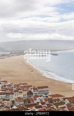 Vista dall'alto delle strade e della spiaggia sabbiosa della città vecchia portoghese Foto Stock