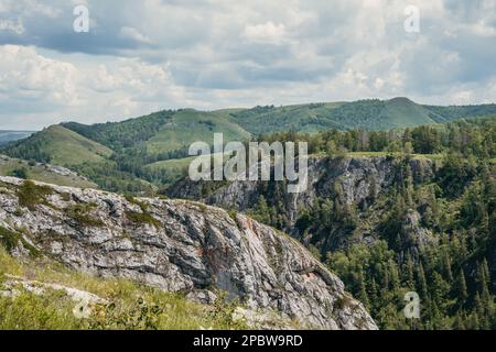 valle tra catene montuose, foresta di conifere Foto Stock
