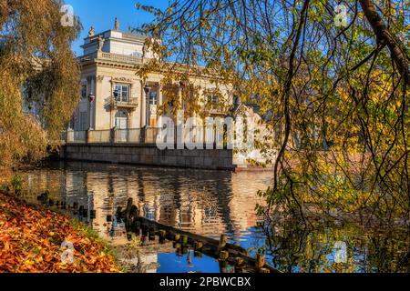 Palazzo sull'isola e fogliame autunnale nel Parco Lazienki (Parco delle Terme reali), città di Varsavia, Polonia. Foto Stock