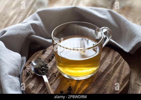 tè verde in una tazza trasparente Foto Stock