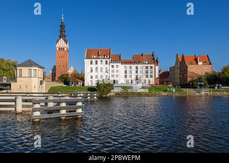 Città di Elblag in Polonia, vista sul fiume skyline della Città Vecchia con la torre di San Cattedrale di Nicholas. Foto Stock