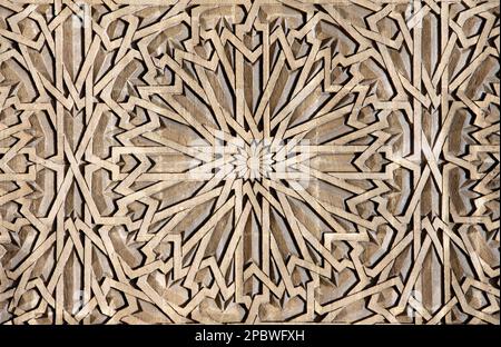 Tradizionale ornamento islamico su porta di legno. Serrande con motivo iraniano antico. Antico ornamento arabo con intaglio per legno Foto Stock