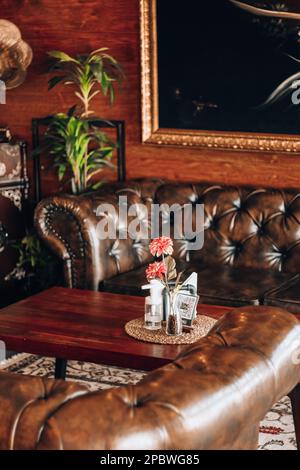 Posti a sedere e interni del Coffee Shop Foto Stock