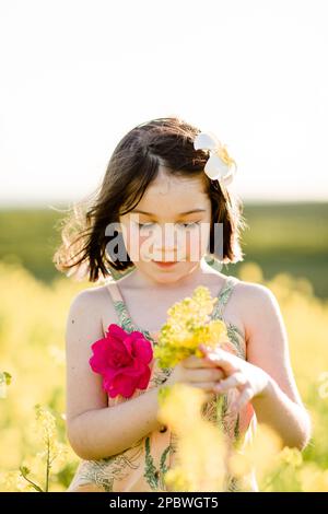 Primo piano di sette anni in Wildflower Field a San Diego Foto Stock